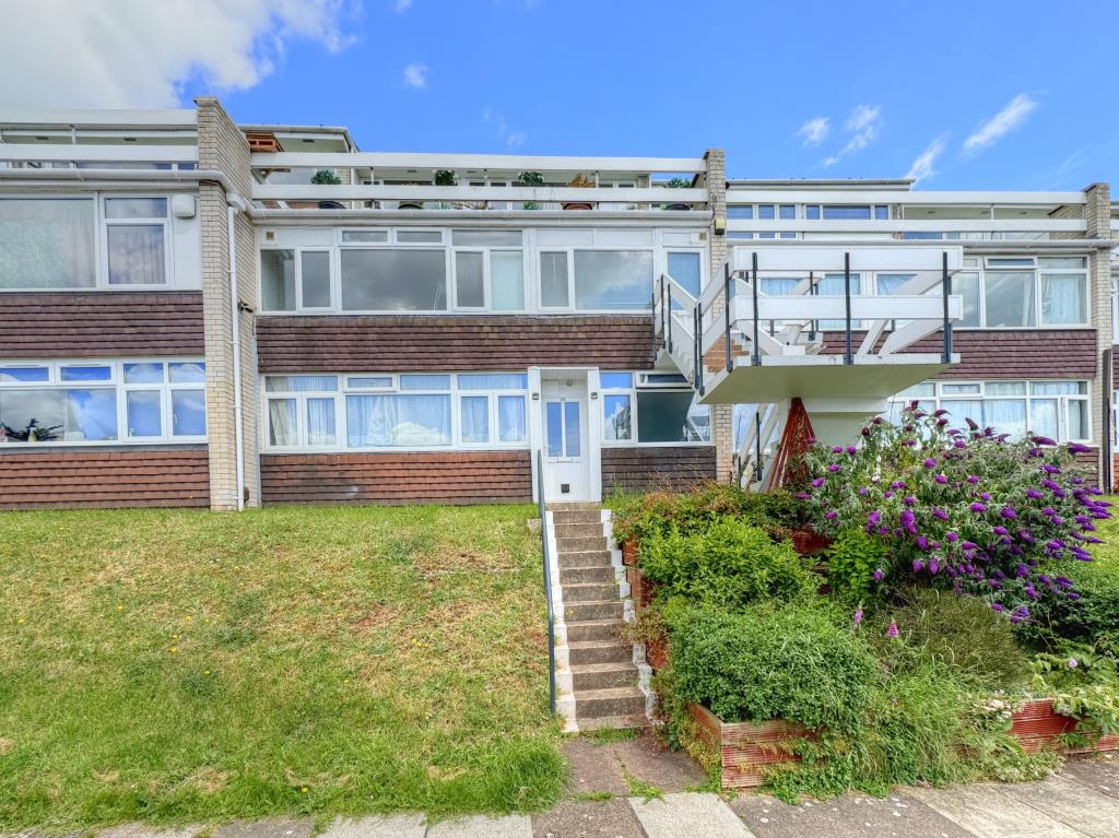 Lot: 23 - STUDIO FLAT REQUIRING SOME RENOVATION WORKS - Front of the Studio apartment with steps leading to the front door.